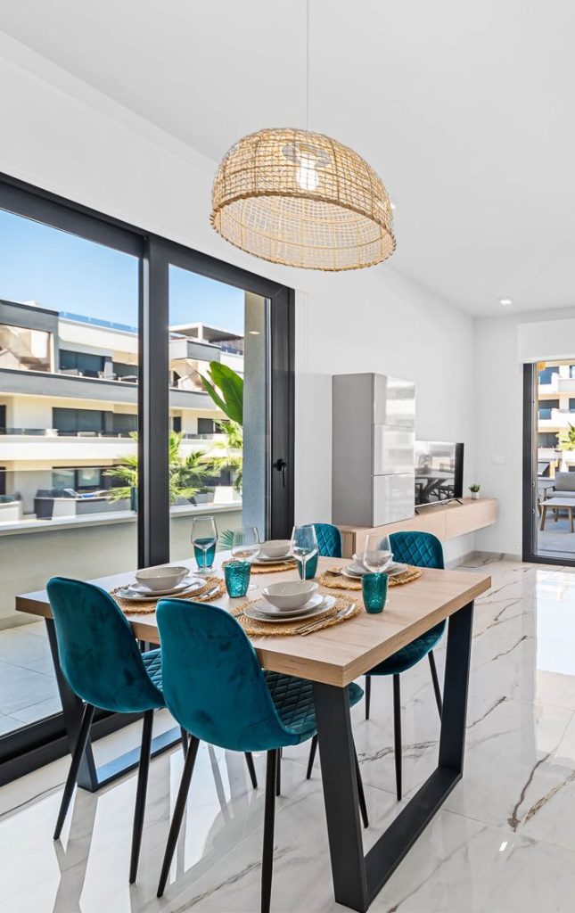 Eethoek en woonkamer met terrasdeuren
